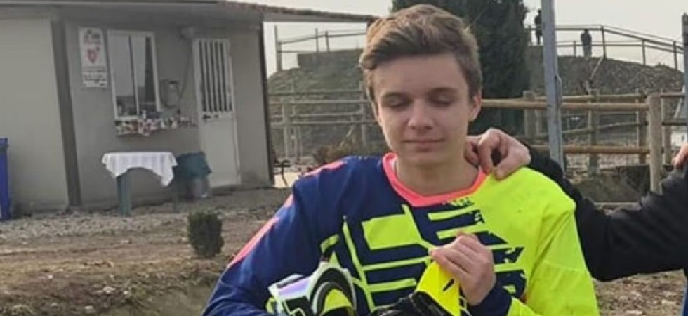 Drammatico incidente, cade con la moto e finisce contro un albero